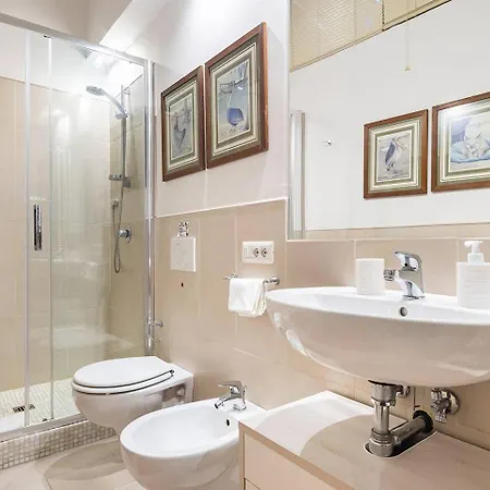 Comfy Unit Suitable For Work Street Level With Patio Apartament *